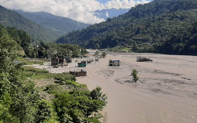 मेलम्चीमा आएको बाढीले अस्थायी पुल बगायो