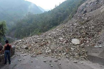 हिउँदे वर्षाका कारण पहिरो जाँदा मध्यपहाडी लोकमार्ग अवरुद्ध