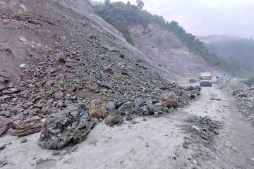 पहिरोले विभिन्न स्थानमा सडक अवरुद्ध