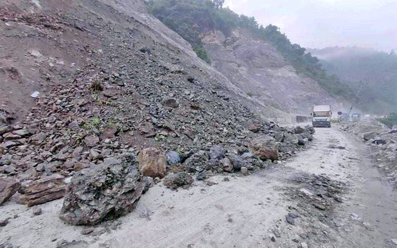 भारी वर्षापछि राजमार्गहरु अवरुद्ध, हालसम्म ७४ जनाको मृत्यु, ८८ घाइते
