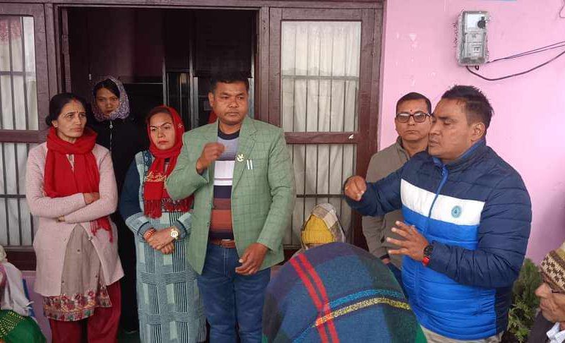 चितवनको रत्ननगरमा न्यानो कपडा वितरण