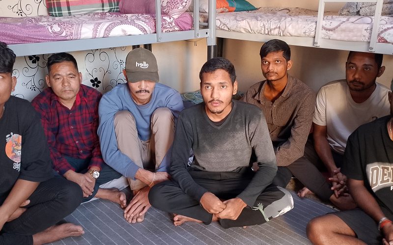 दुबईमा अलपत्र युवाहरुलाई २ महिनादेखि मिष्टर गुरुङ एण्ड रेस्क्यु टीमले गर्यो खानबस्नको व्यबस्था, पीडितहरुले भने – यहाँ अरु कुनै संघसंस्थाले सहयोग गरेन