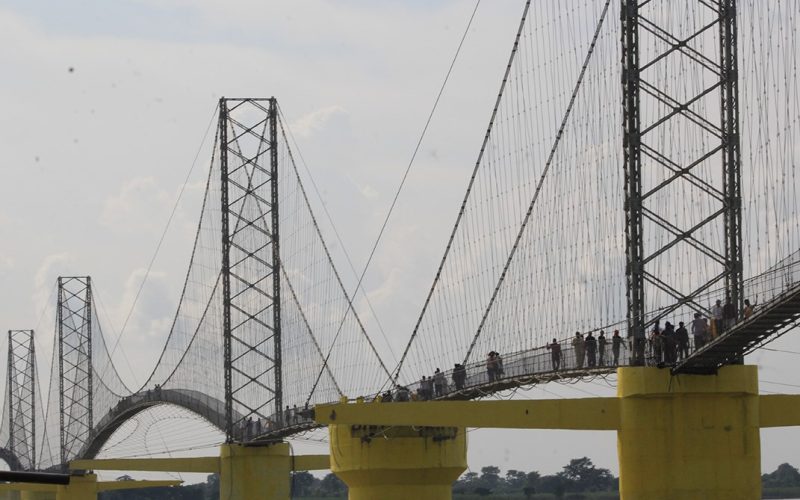 क्षमताभन्दा बढी व्यक्ति ओहरदोहर गर्दा सुस्ता झोलुँगे पुल जोखिममा