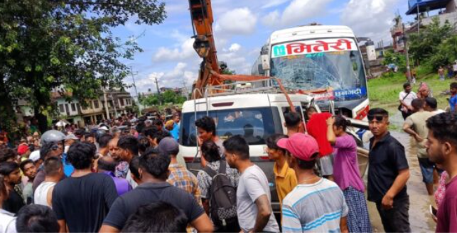 चितवनमा बस र इभी माइक्रोबस ठोकिँदा ७ जनाको मृत्यु 